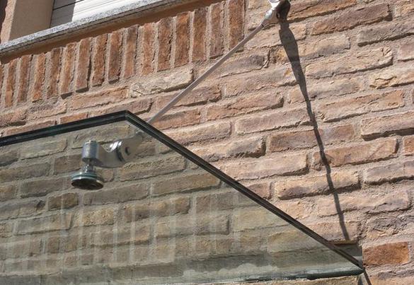 Kvalitetni in estetsko dovršeni stekleni nadstreški ter steklene ograje